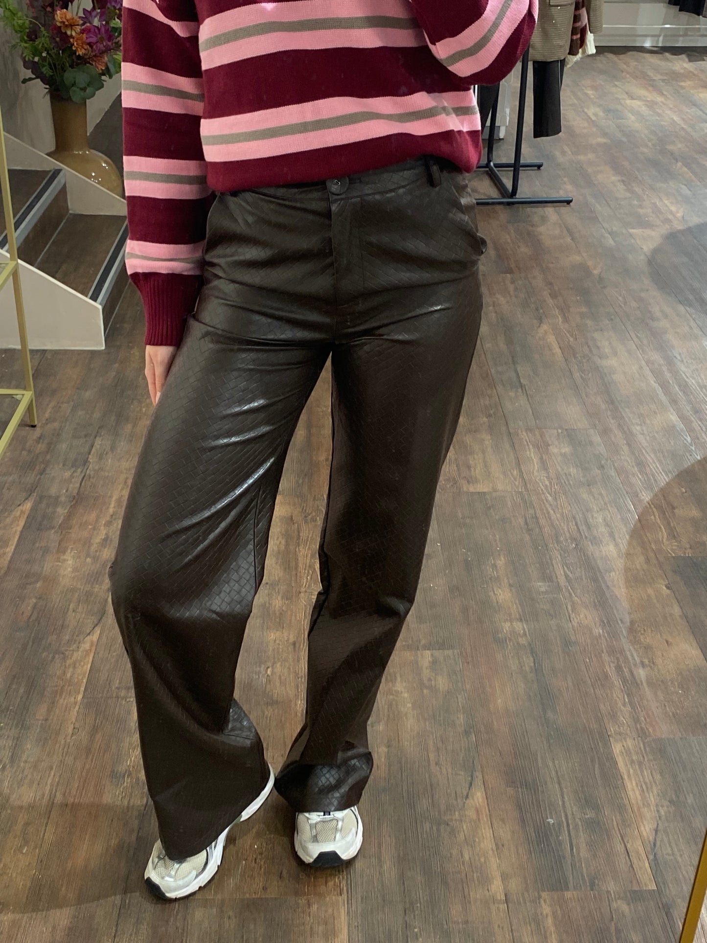 Chocolade bruine leren broek met croco textuur, stoer en chic voor dames.