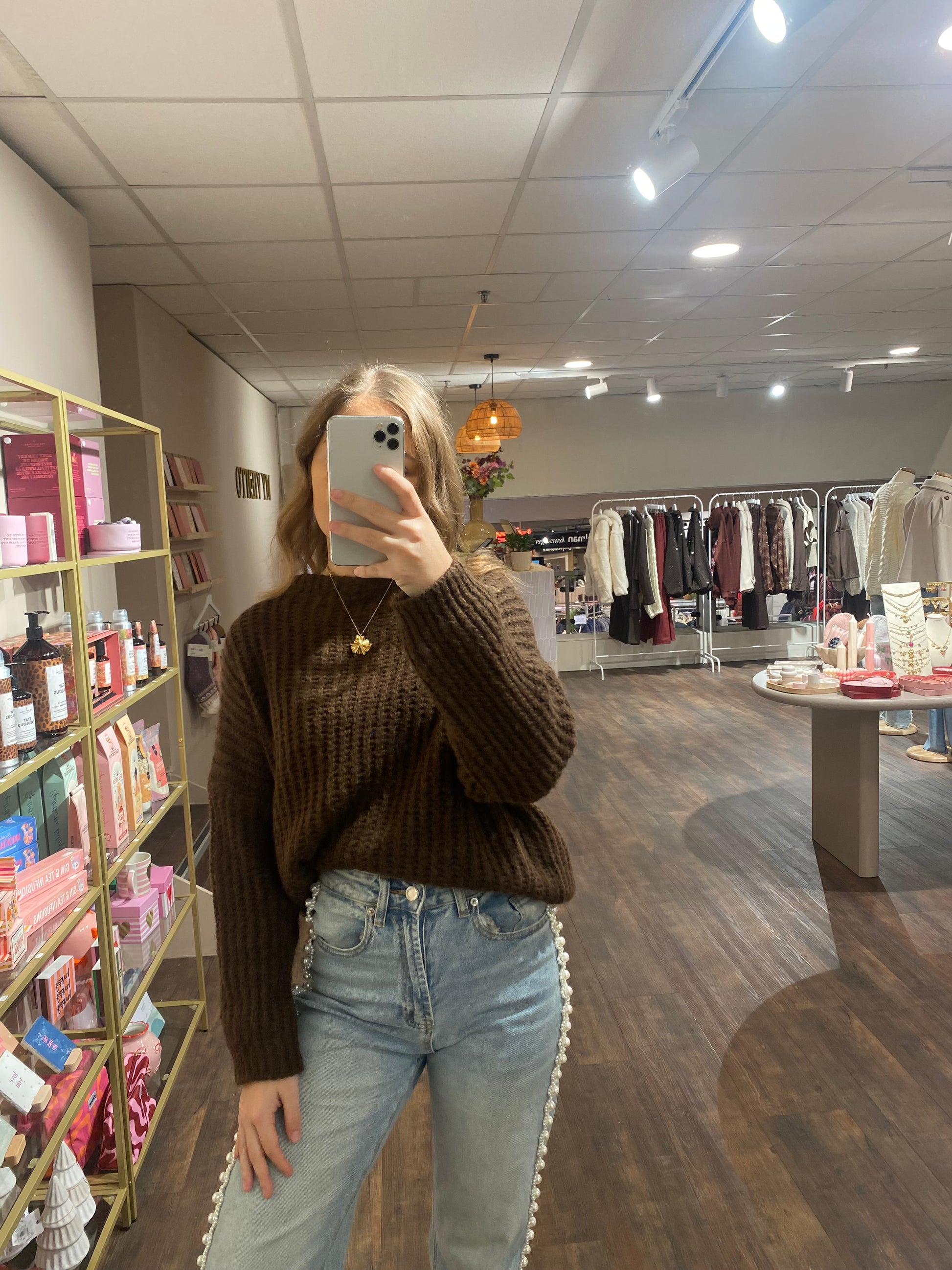 Chocoladebruine gebreide trui, zachte knit en trendkleur van het seizoen.