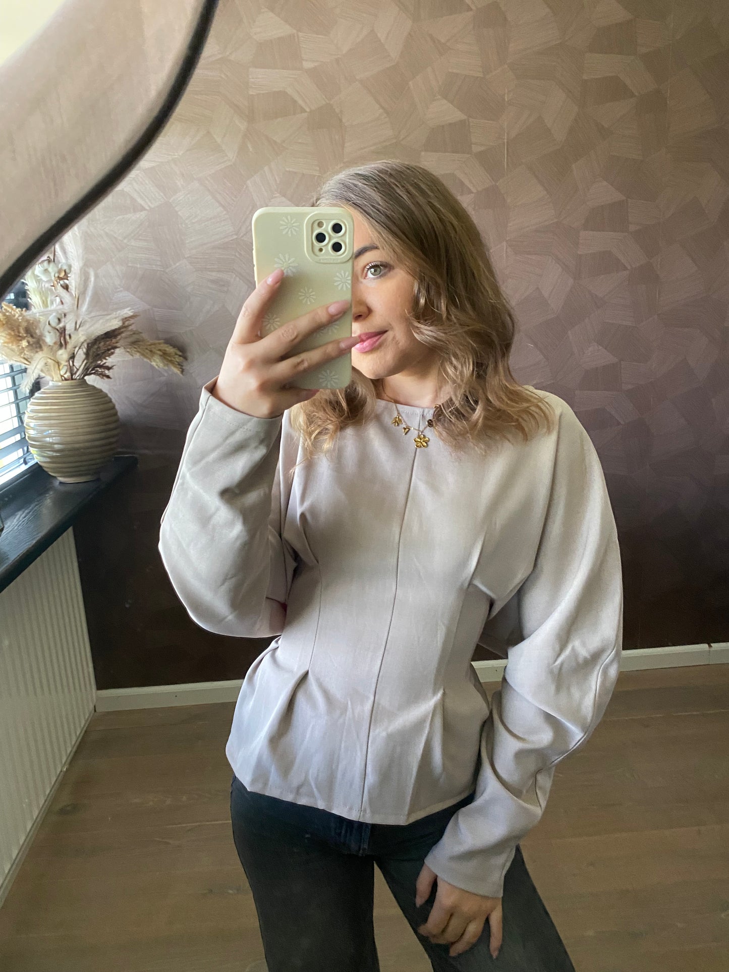 Chique beige top met strakke fit en elegante knoop