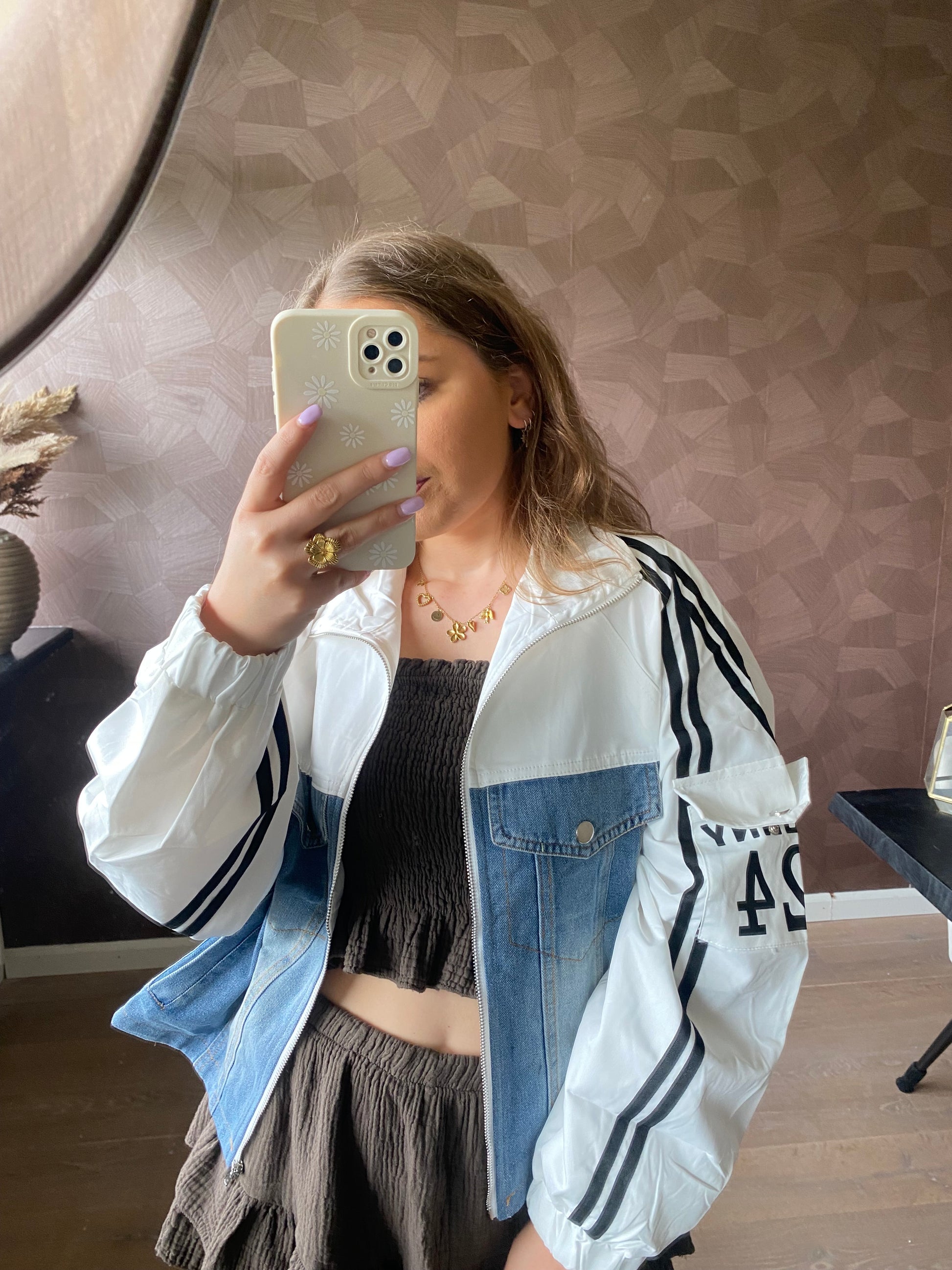 close up van model met 24 jacket sportief