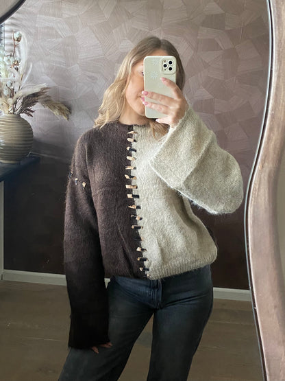 Half beige, half bruine trui met contrasterend design