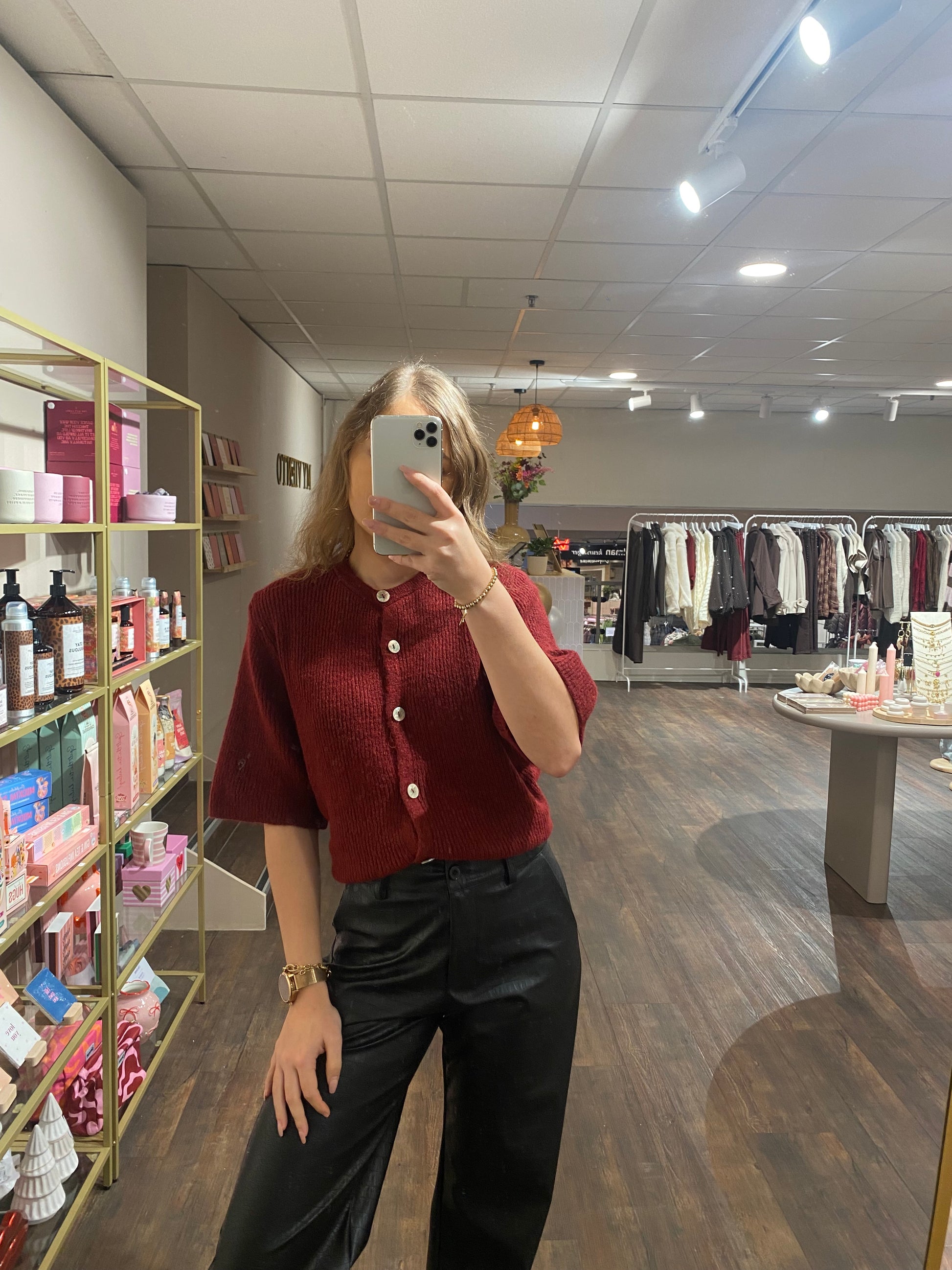 Trendy korte-mouwen cardigan met zachte knit en elegante knopen.