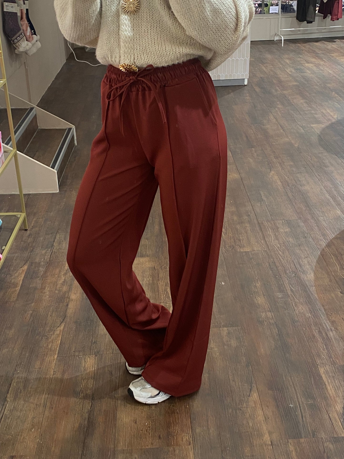 Elegante rode broek, soft en perfect voor elke gelegenheid