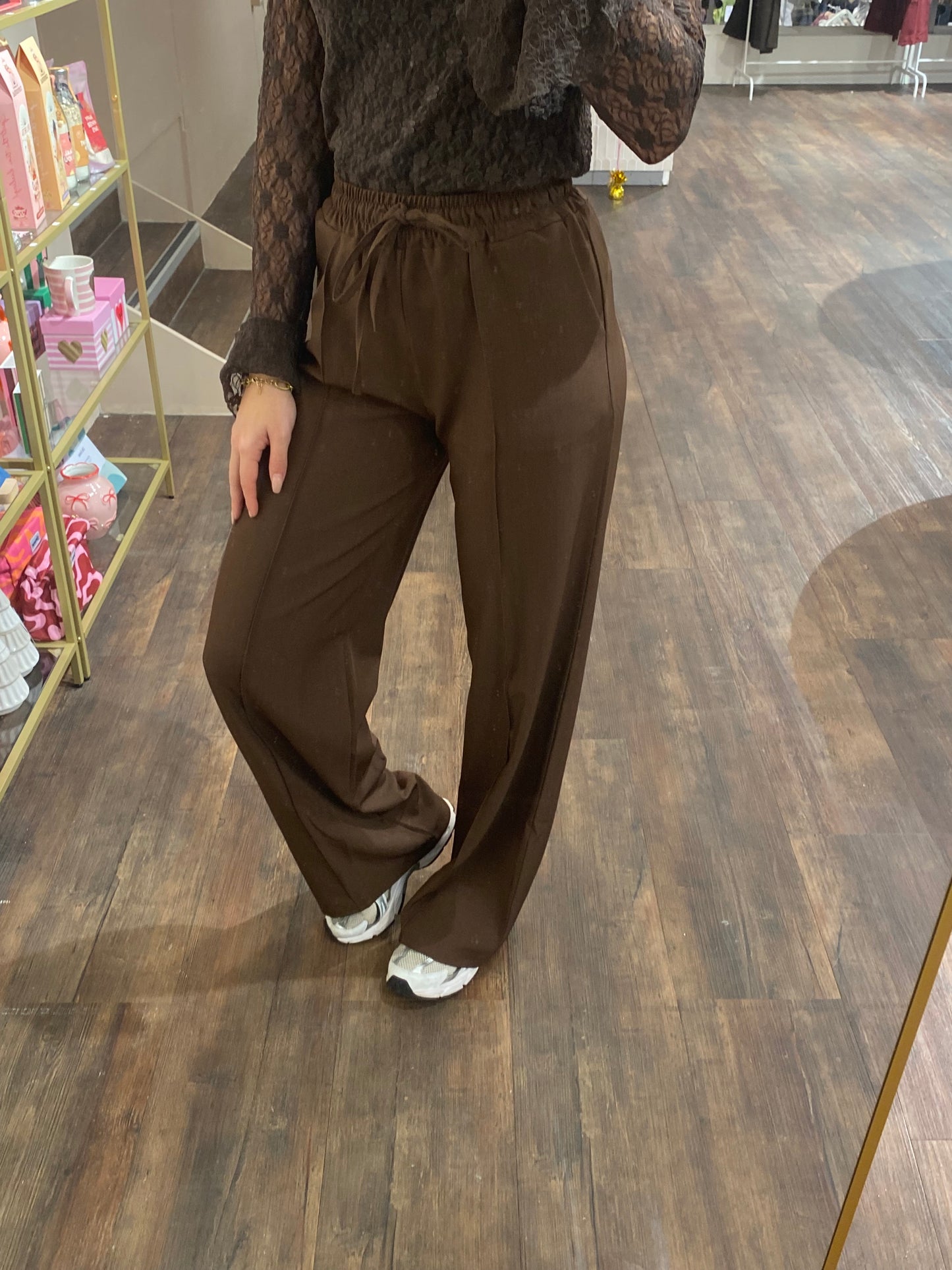 Elegante bruine broek, soft en perfect voor elke gelegenheid.