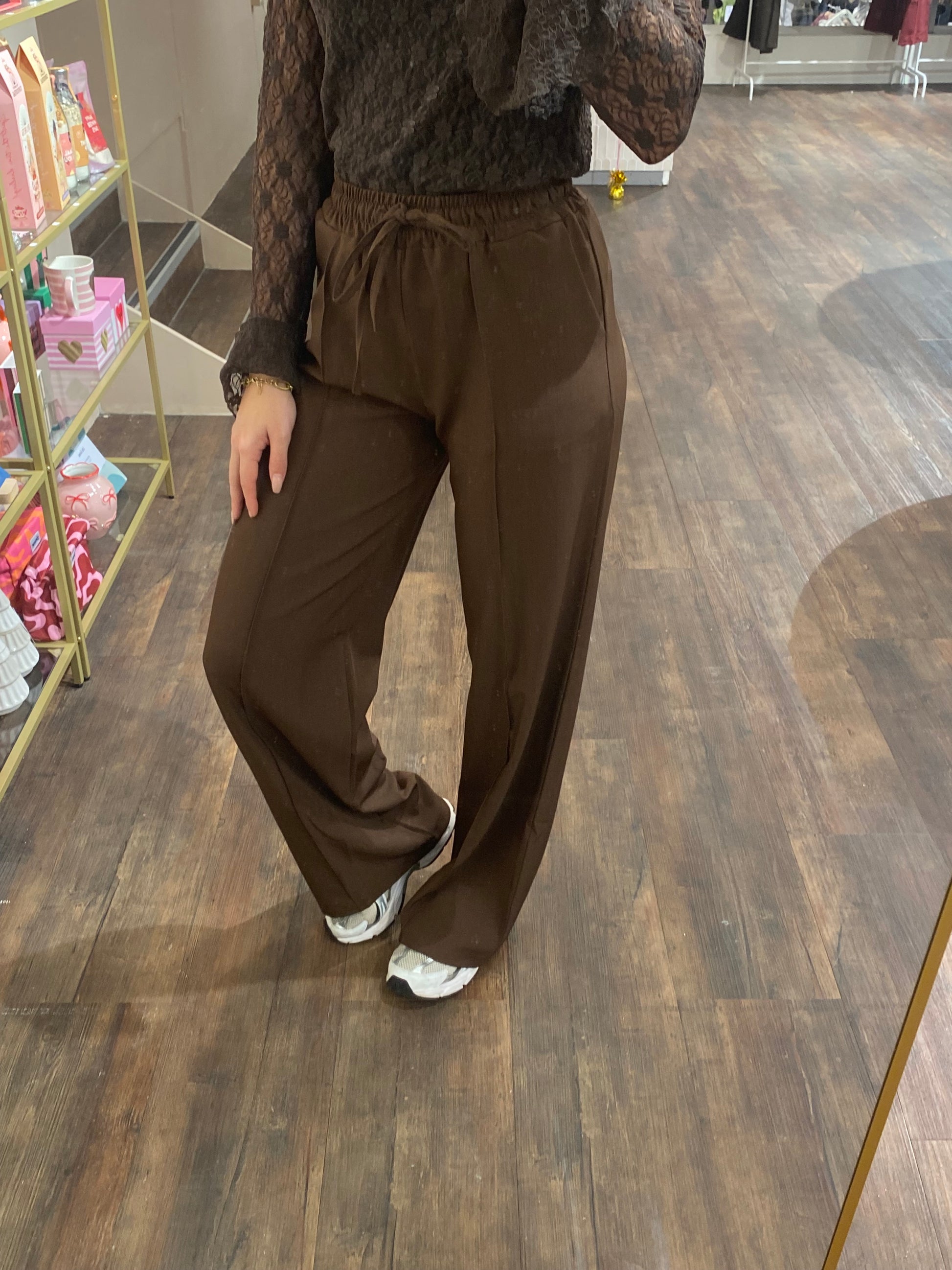 Elegante bruine broek, soft en perfect voor elke gelegenheid.