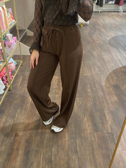 Elegante bruine broek, soft en perfect voor elke gelegenheid.