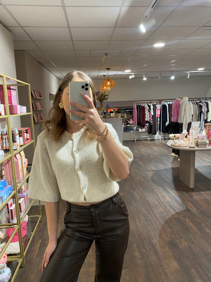 Creme cardigan knit met korte mouwen en knoopjes, stijlvol en comfy.