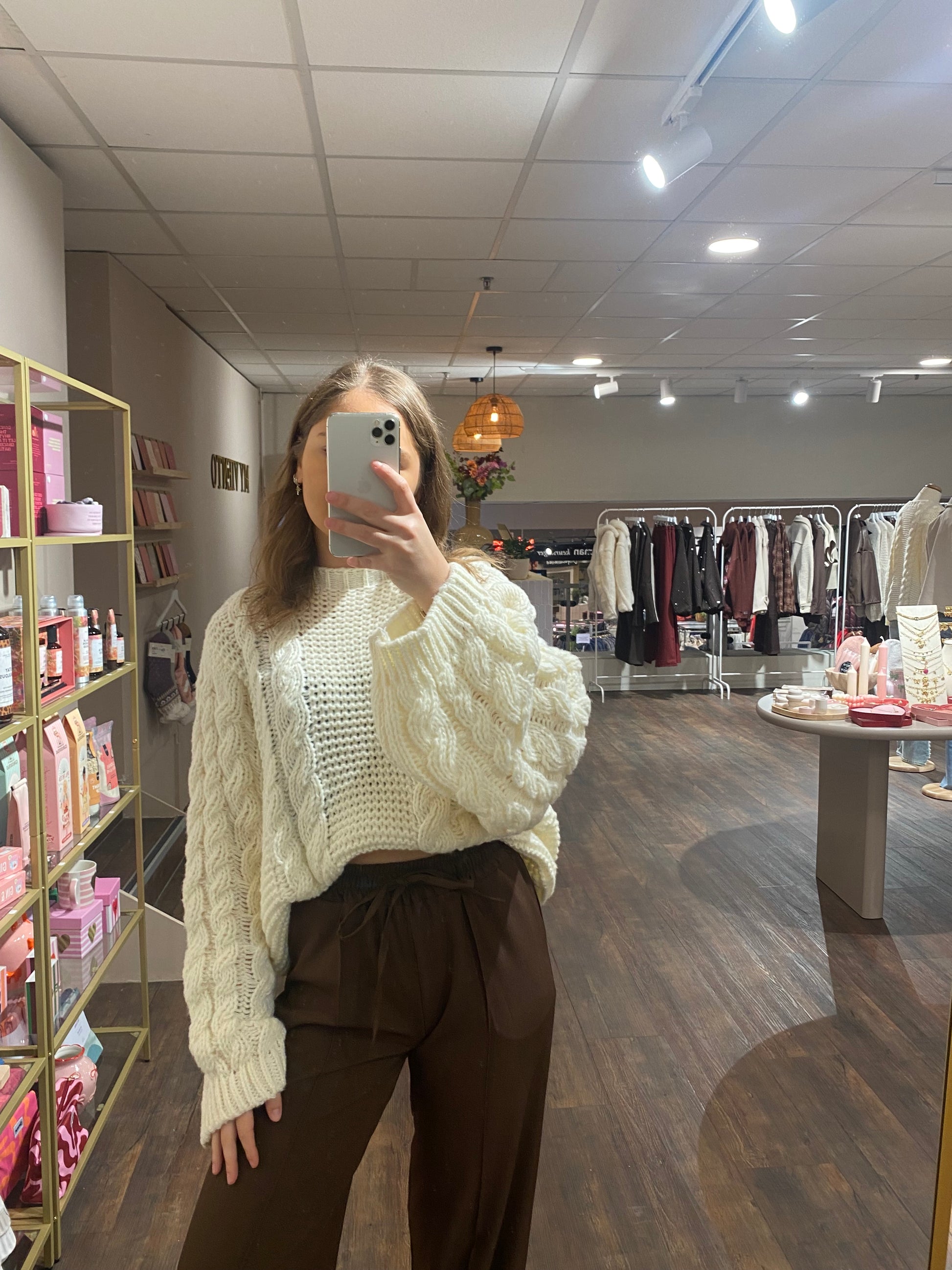 Crèmekleurige grof gebreide kabeltrui met wijde mouwen, zachte knit en stijlvolle look.