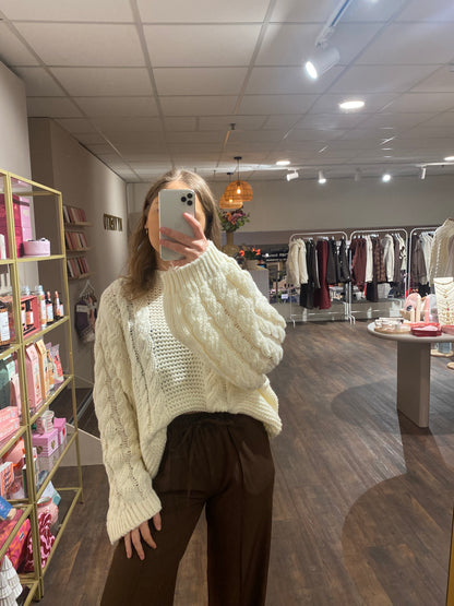 Cozy chunky knit in crème met kabelpatroon, perfect voor koude dagen.