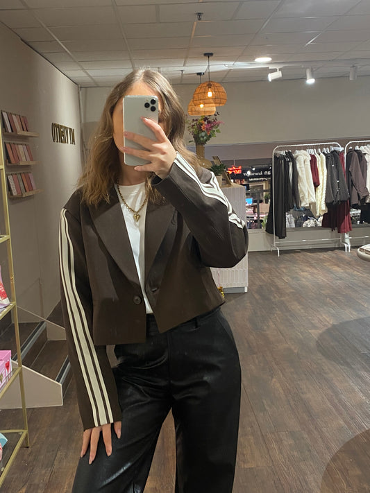 Cropped bruine blazer met witte strepen, trendy en chic voor dames.