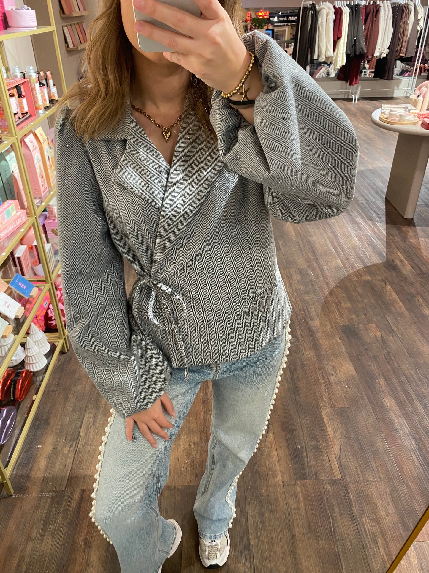 Dames blazer in grijs, draagbaar met jeans of nette broek.