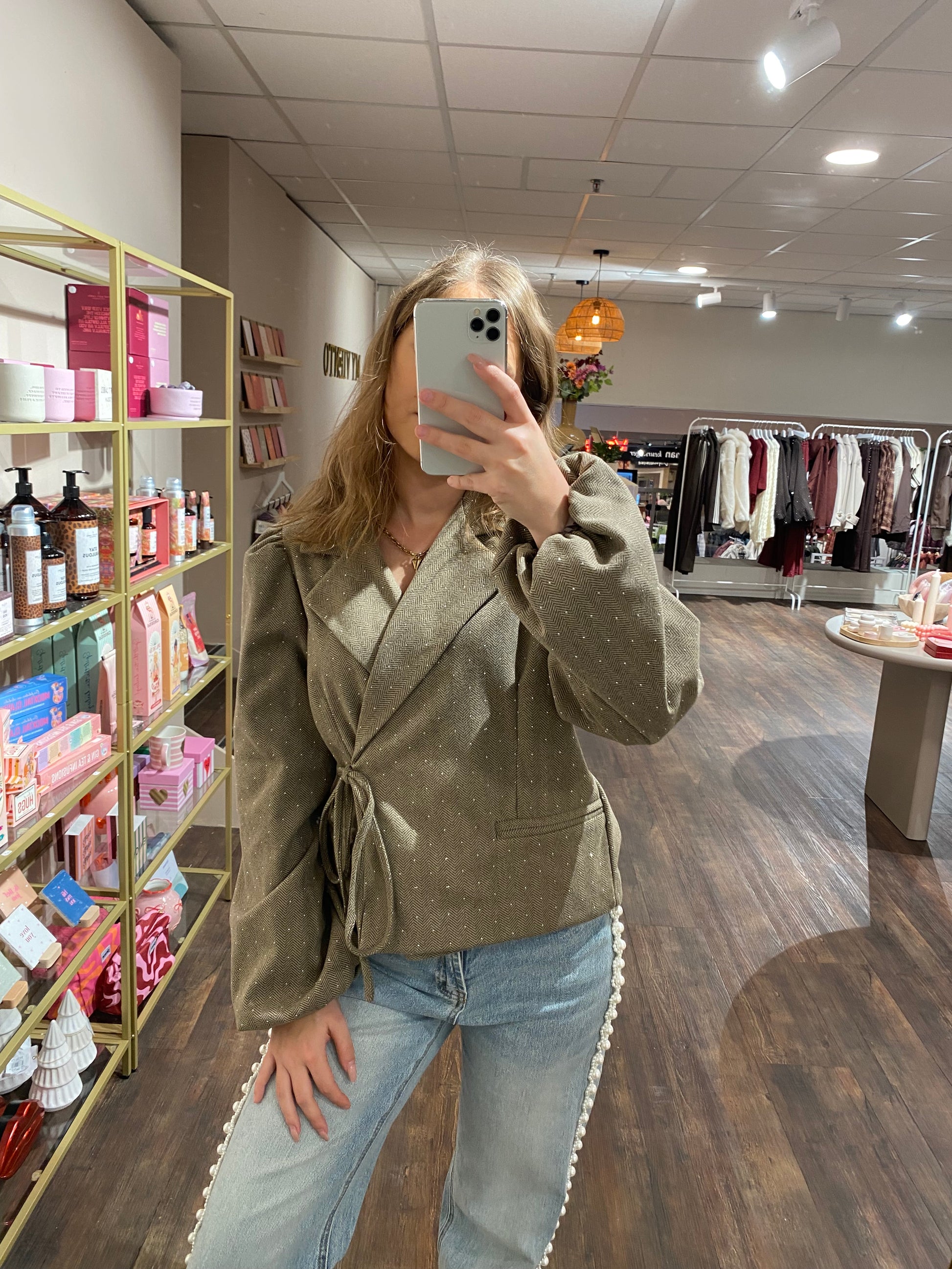 Dames blazer in taupe, draagbaar met jeans of nette broek.