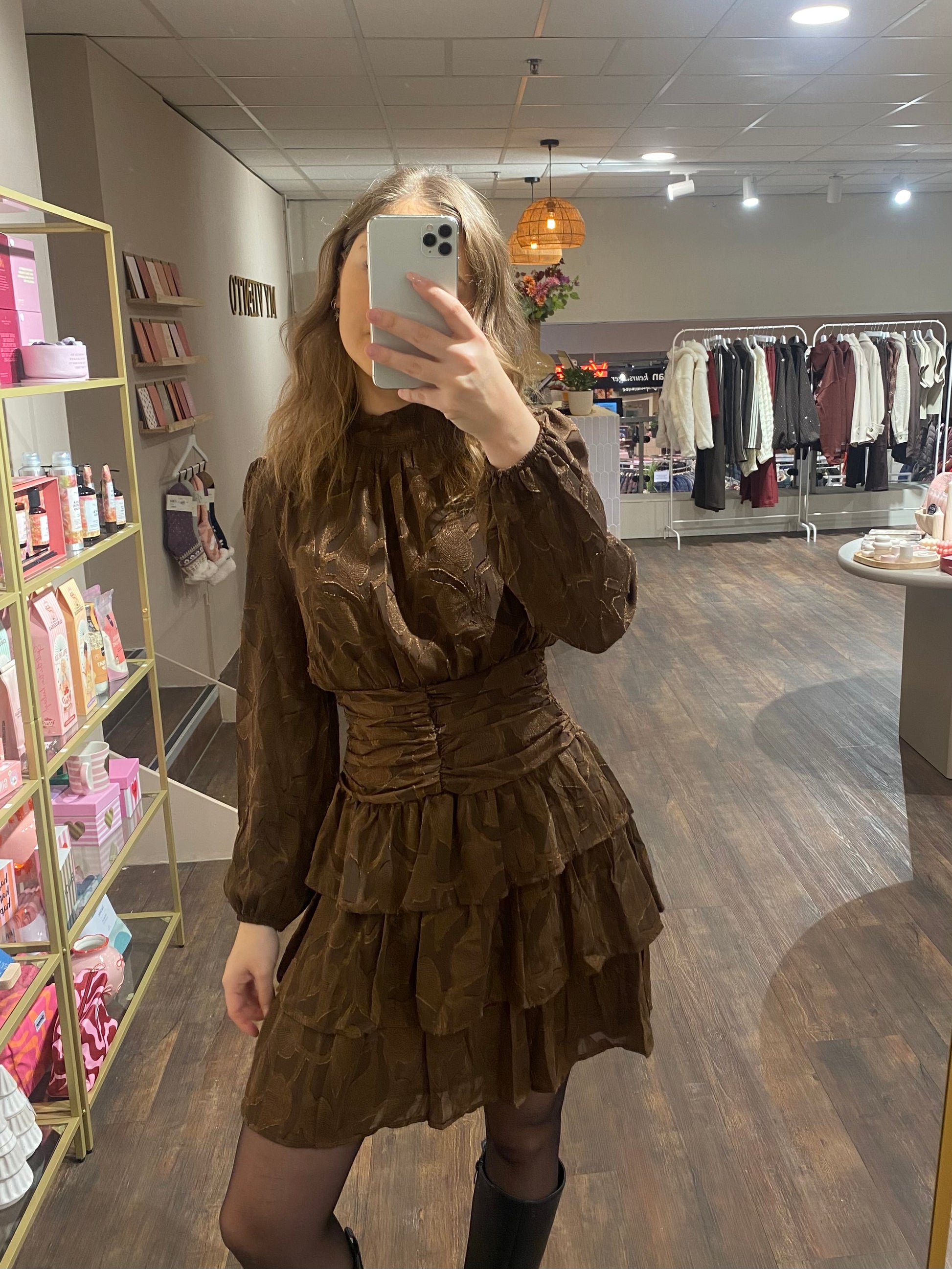 Damesjurk met reliëfpatroon en speelse ruches, elegant en vrouwelijk.