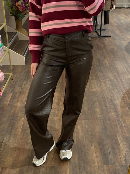 Trendy leather pants met croco print, perfect voor een statement look.