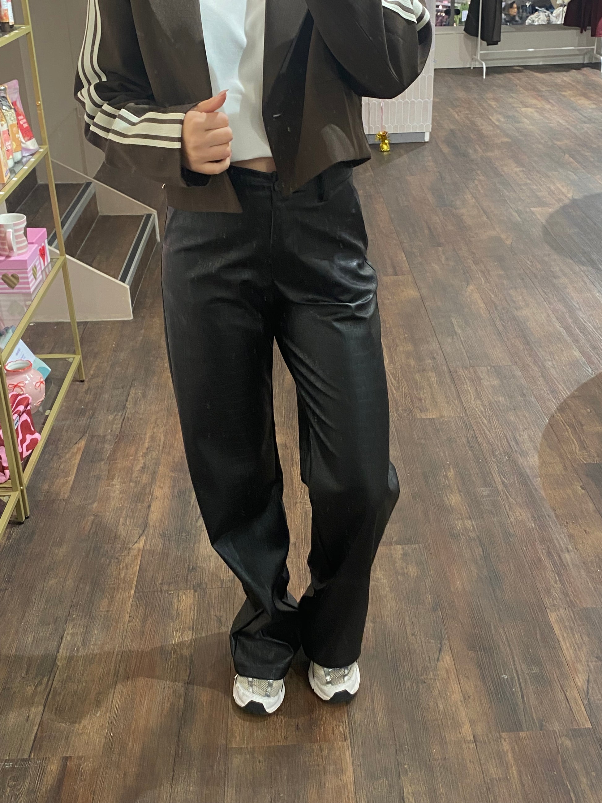 Trendy leather pants met croco print, perfect voor een statement look.