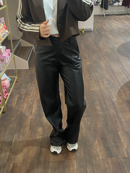 Trendy leather pants met croco print, perfect voor een statement look.