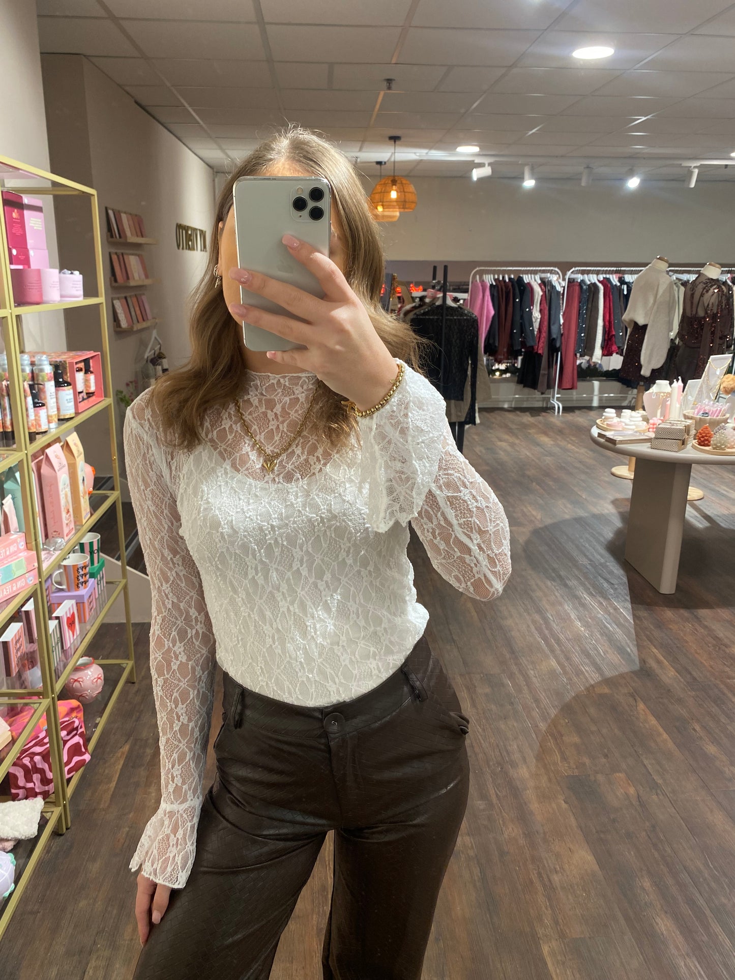 Lange mouwen kanten top, zacht en stijlvol voor dames.