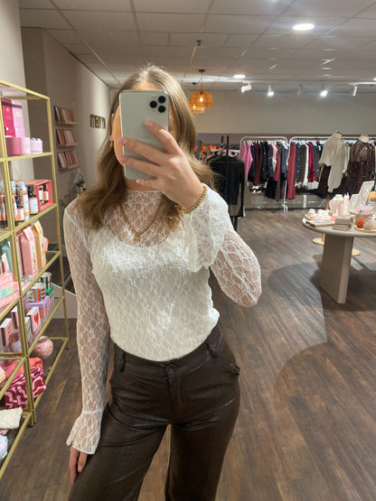 Lange mouwen kanten top, zacht en stijlvol voor dames.