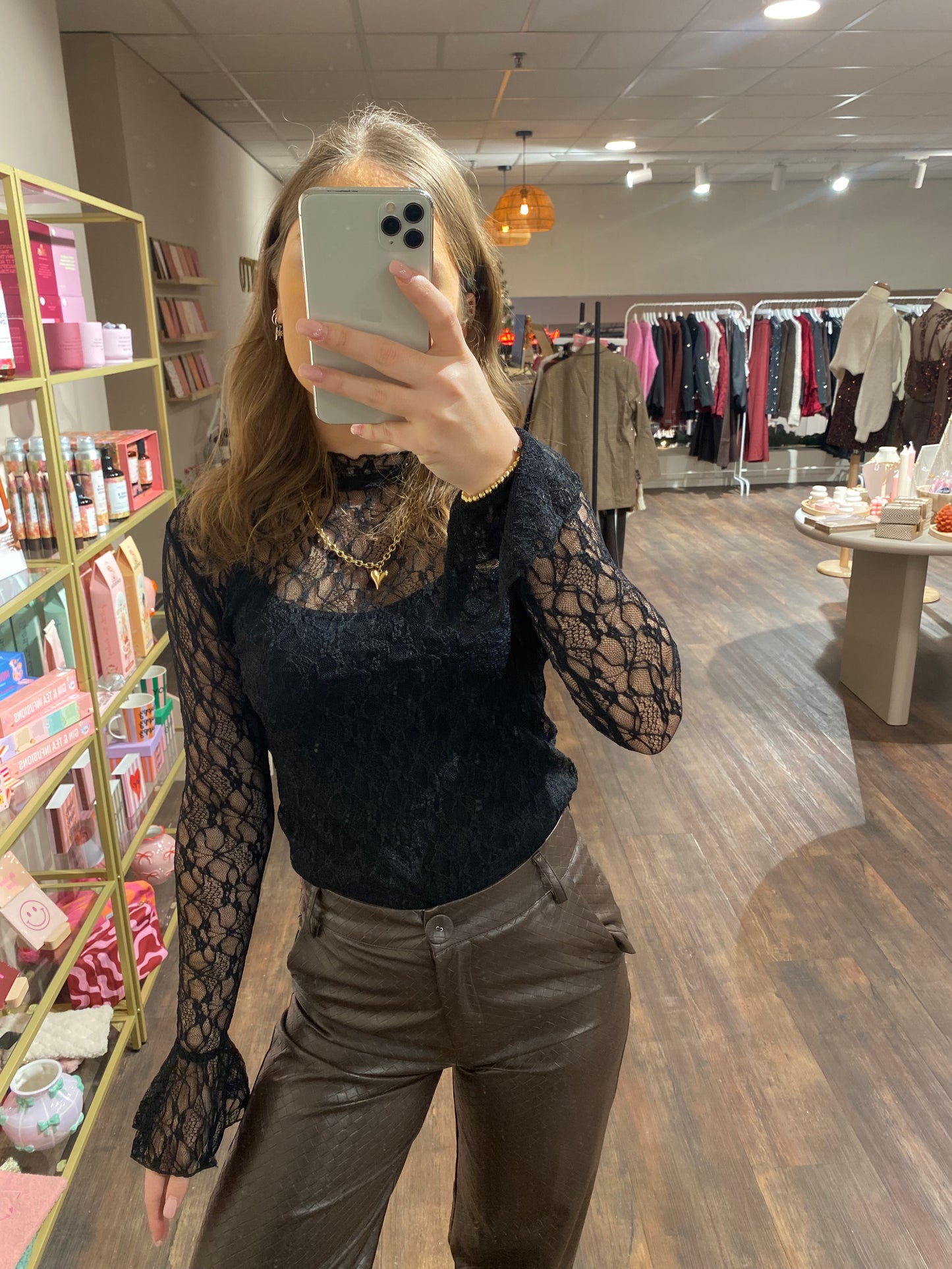 Lange mouwen kanten top, zacht en stijlvol voor dames.