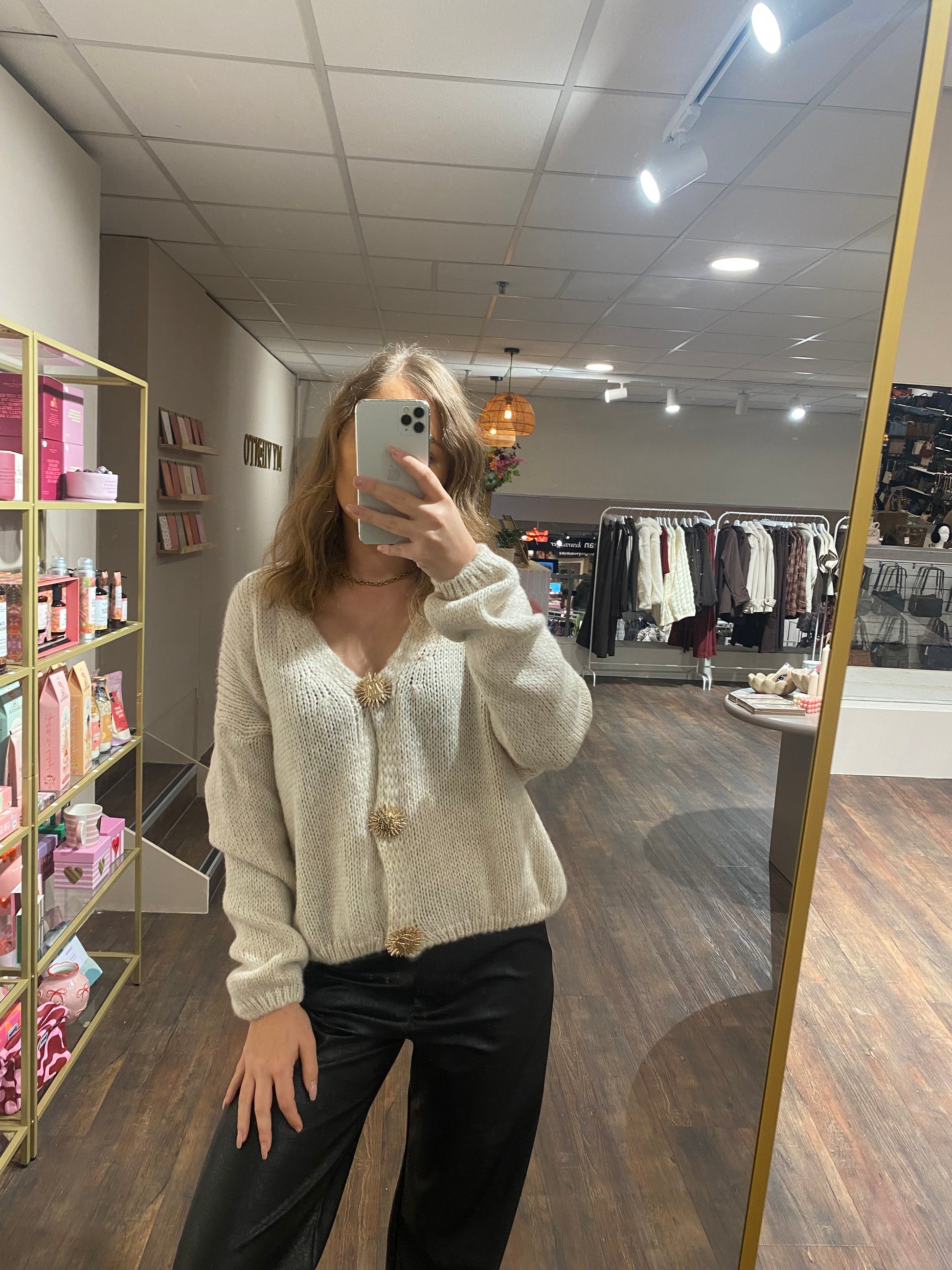 Dames trui in crème kleur, speels en elegant tegelijk.