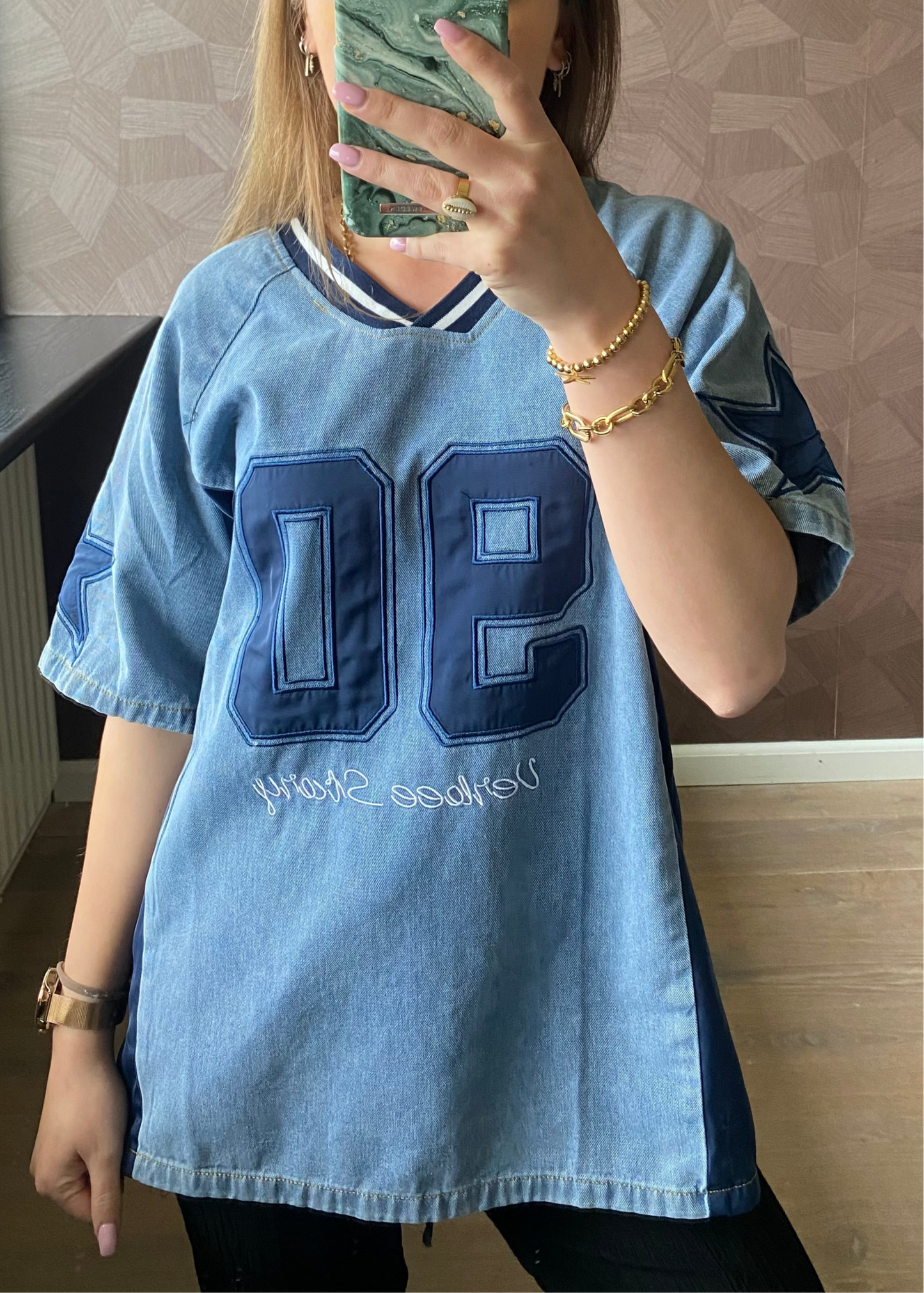 Denim jersey met verfijnde details – perfecte mix van stoer en stijlvol.