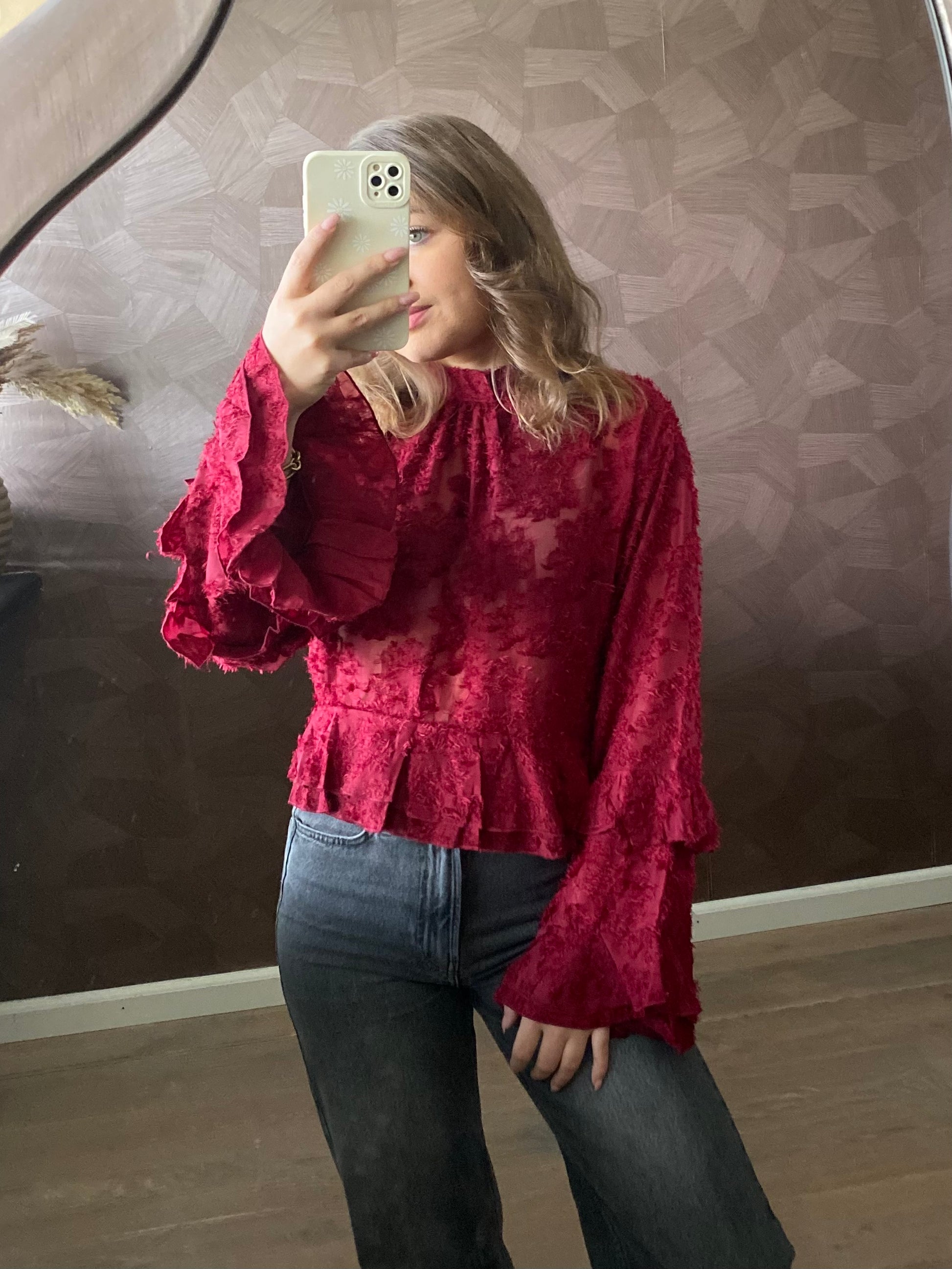 Romantische donkerrode blouse met ruffles voor een elegante look