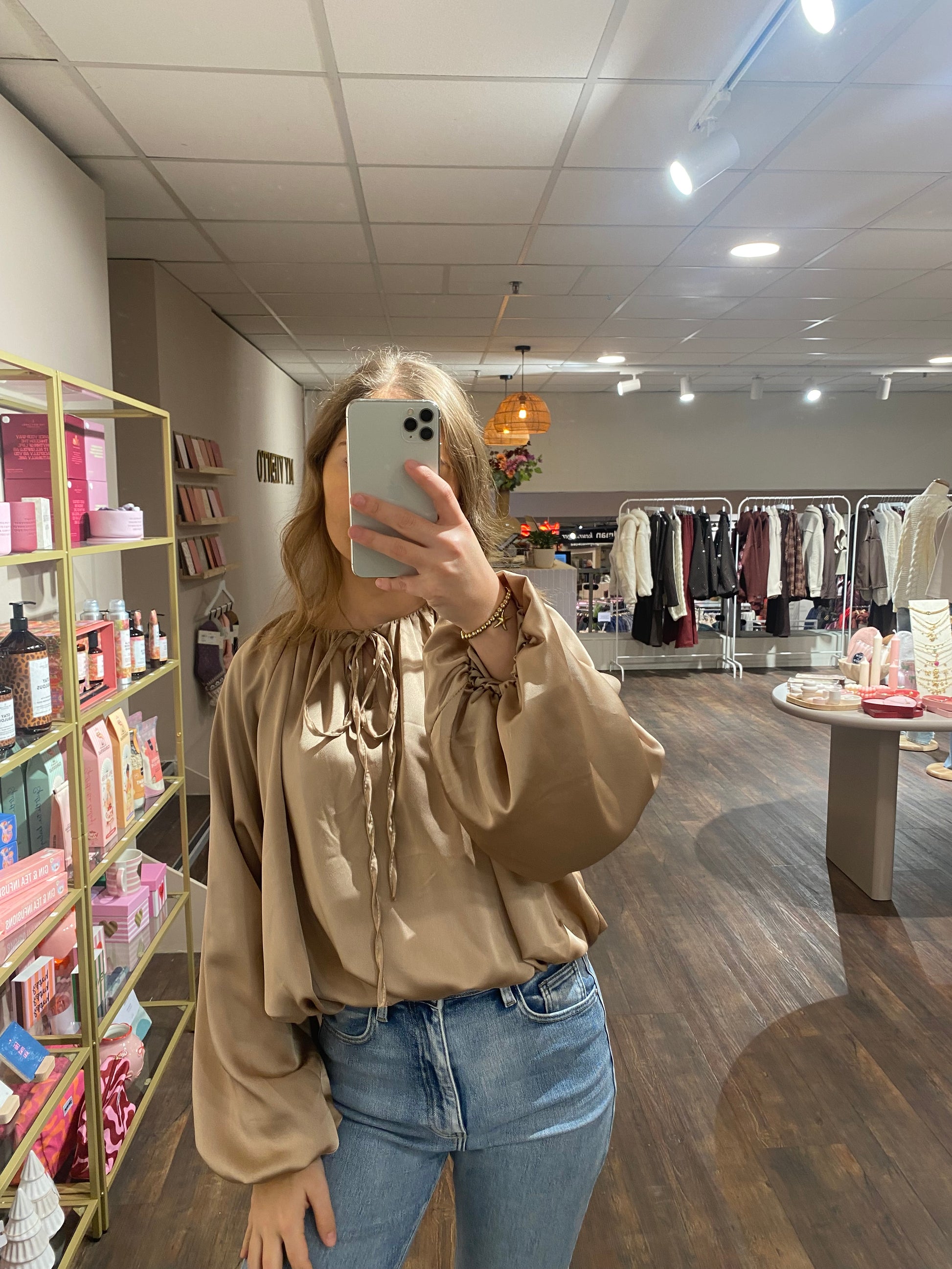 Satijnen blouse met pofmouwtjes, stijlvol en tijdloos.