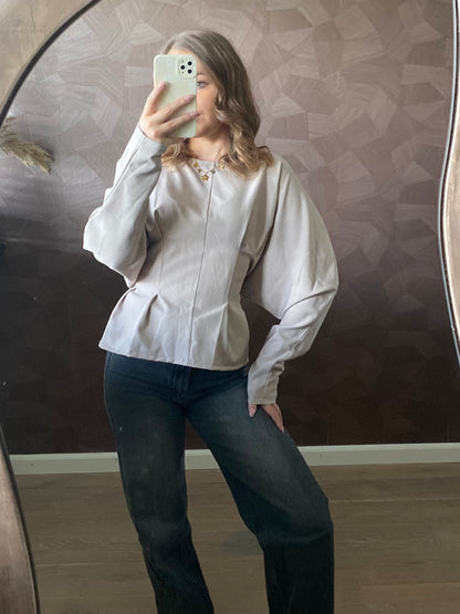 Aansluitende top in beige met stijlvolle knoop op de rug