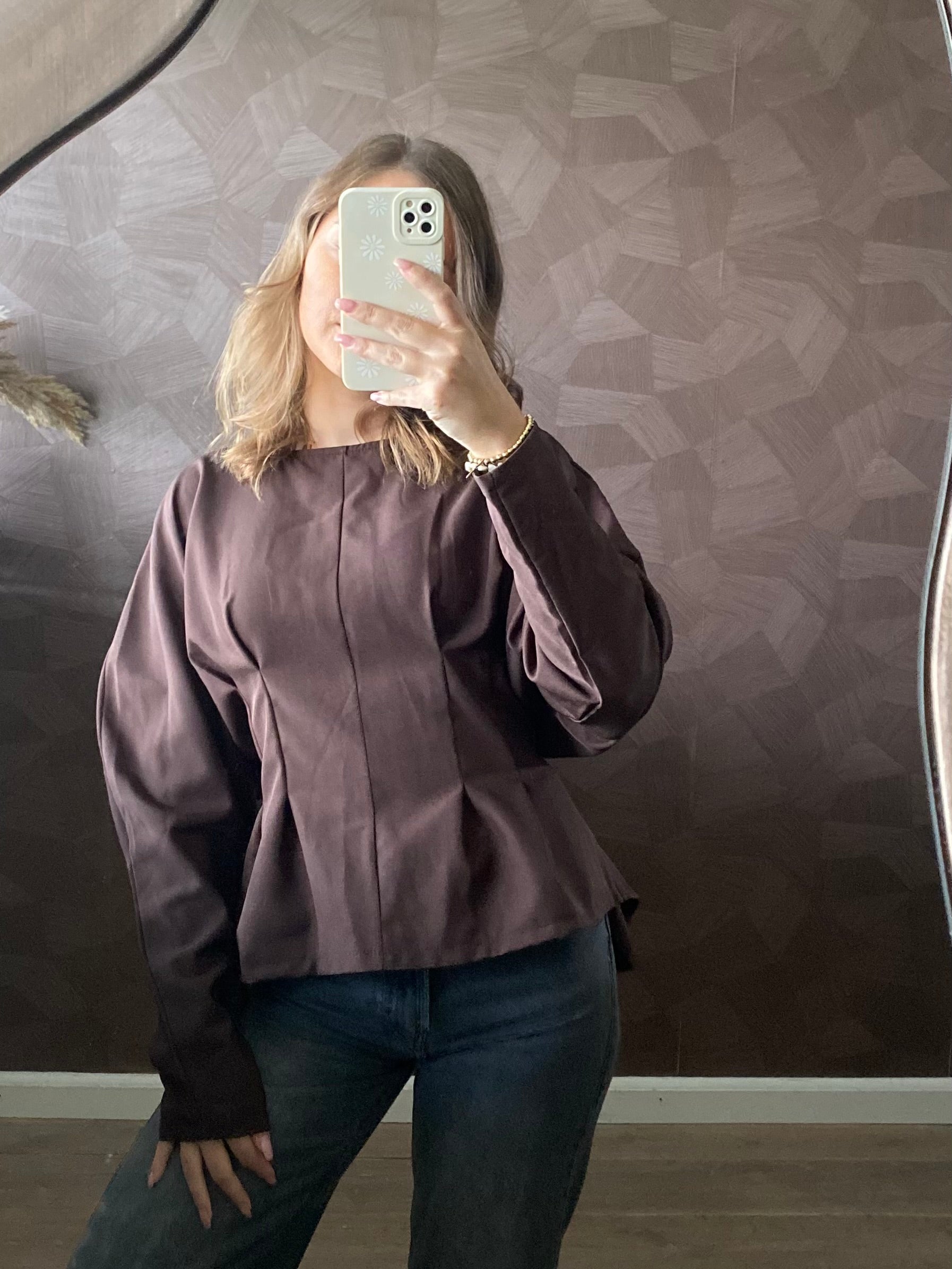 Aansluitende top in bruin met stijlvolle knoop op de rug