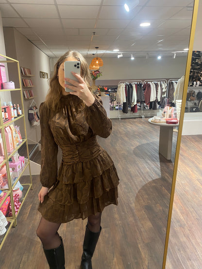 Flatterend bruin jurkje met hoge hals en subtiele structuur in de stof.