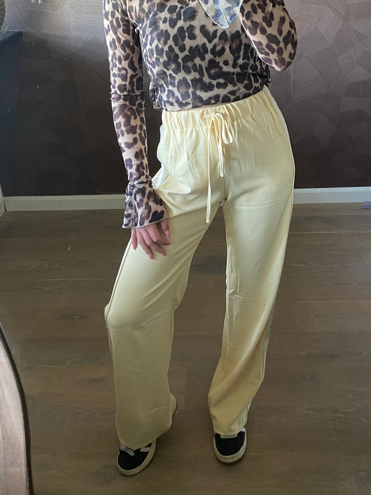 Trendy gele broek met witte zijstrepen, sportieve én chique uitstraling