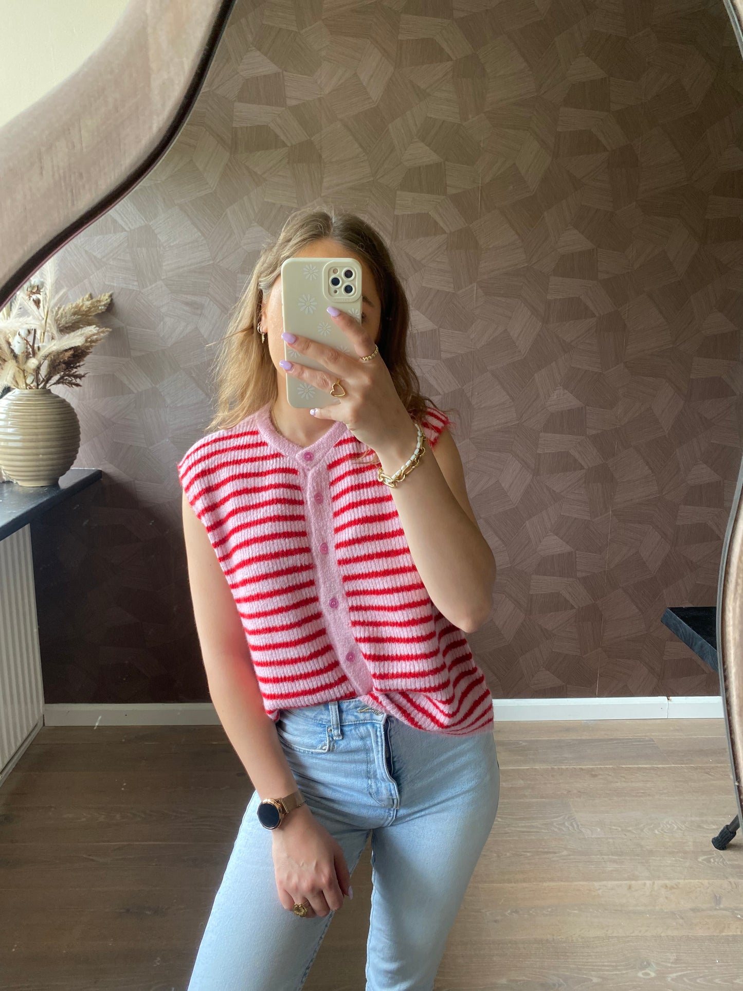 mouwloos vestje met roze-rode strepen en knopen – casual dames look