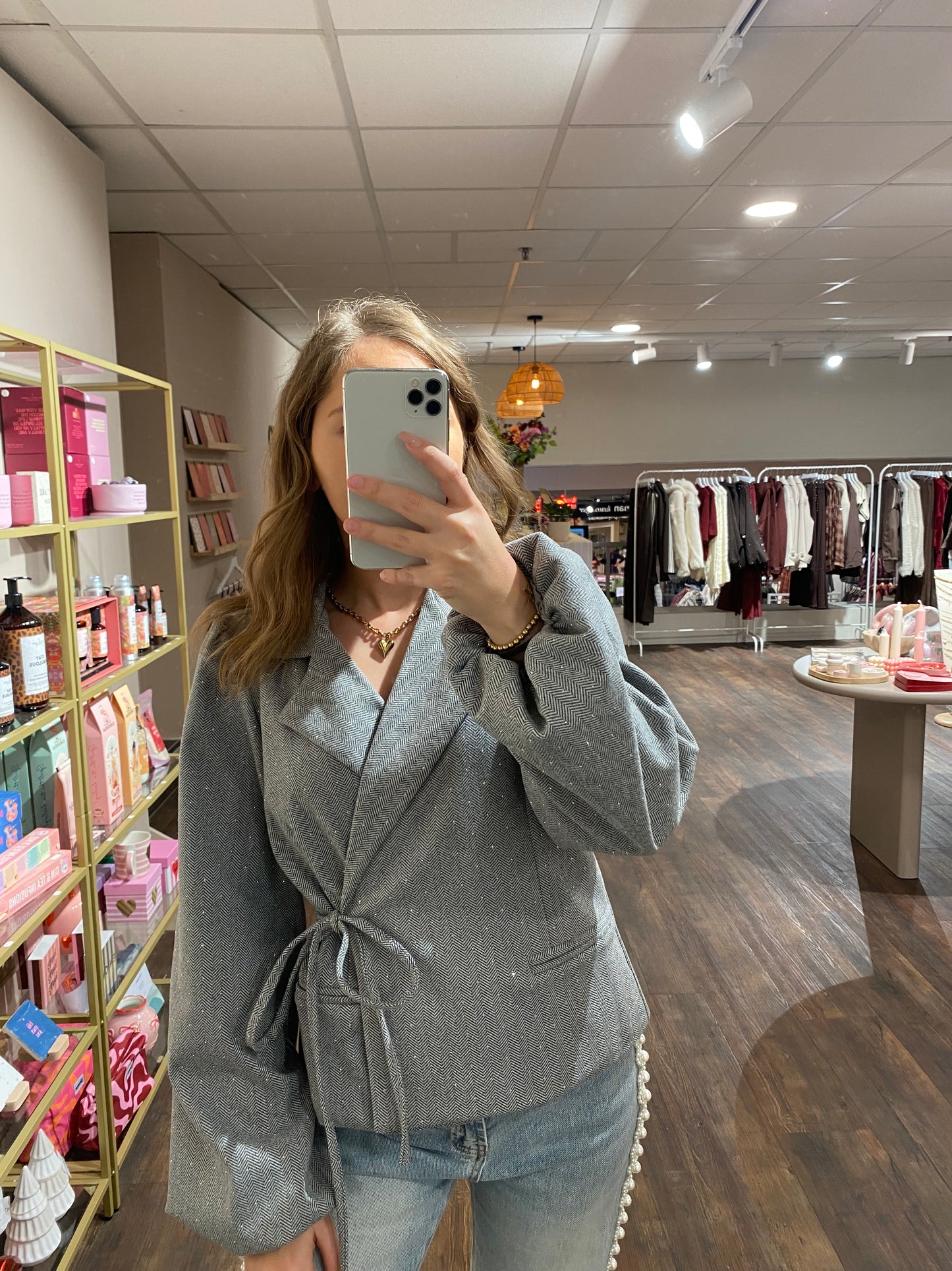 Grijze blazer met visgraatpatroon en strass steentjes, elegant en veelzijdig.