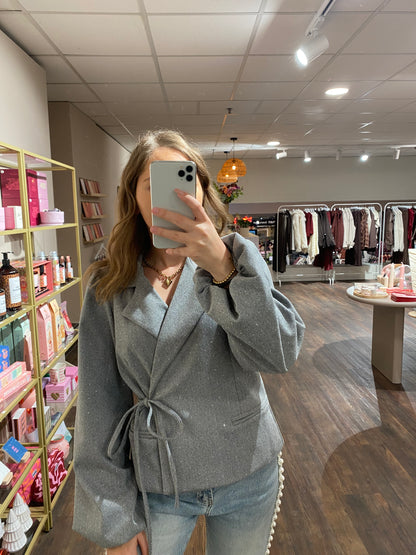 Grijze blazer met visgraatpatroon en strass steentjes, elegant en veelzijdig.