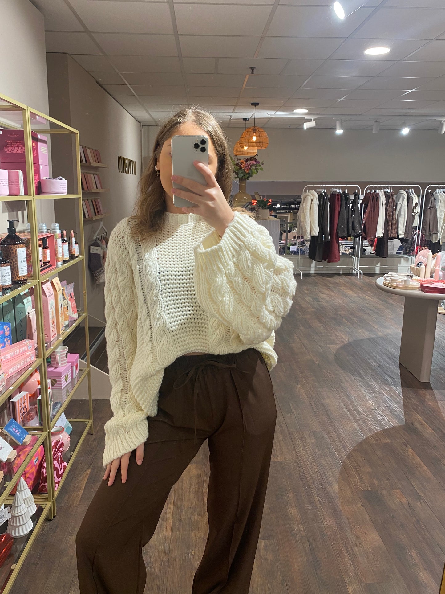 Dames kabeltrui in crème, grof breisel en comfortabele pasvorm.