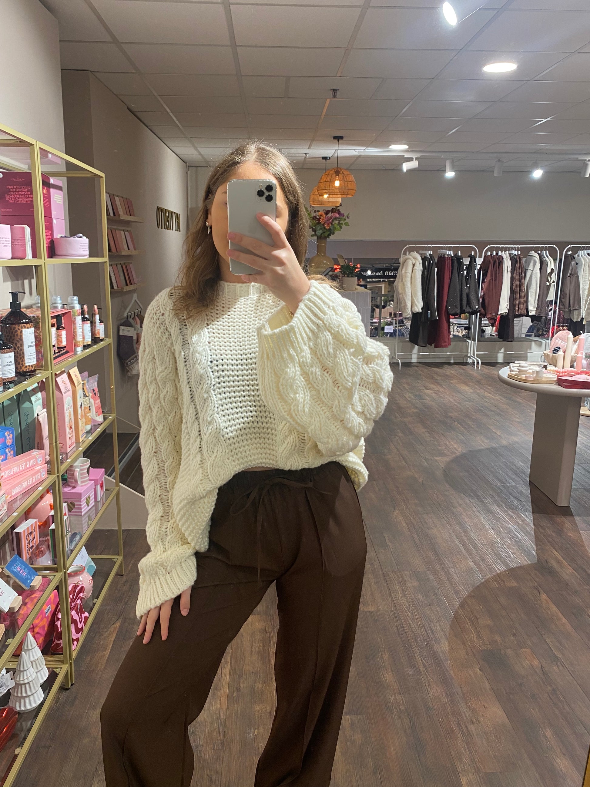 Dames kabeltrui in crème, grof breisel en comfortabele pasvorm.