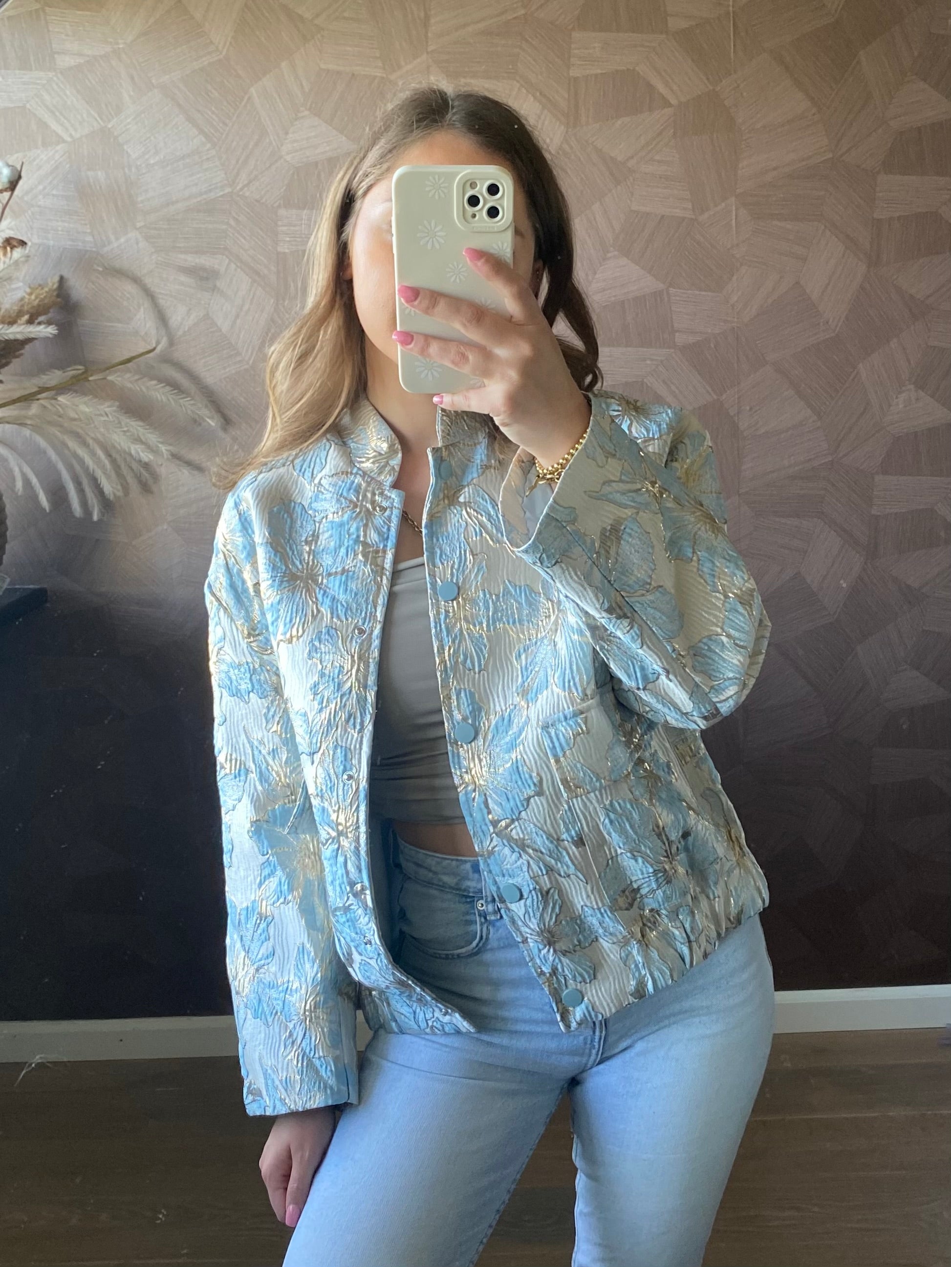 Jacquard bomber met blauwe bloemen en gouden details - uniek en elegant