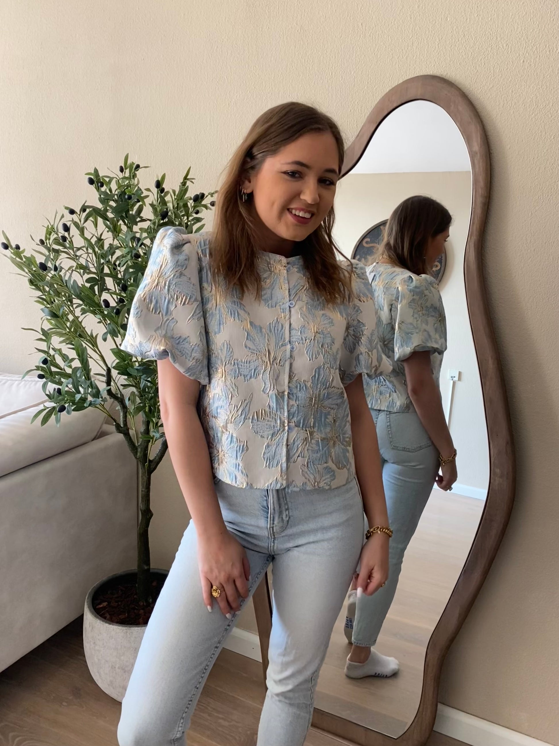 Jacquard top gecombineerd met jeans – casual maar stijlvol.