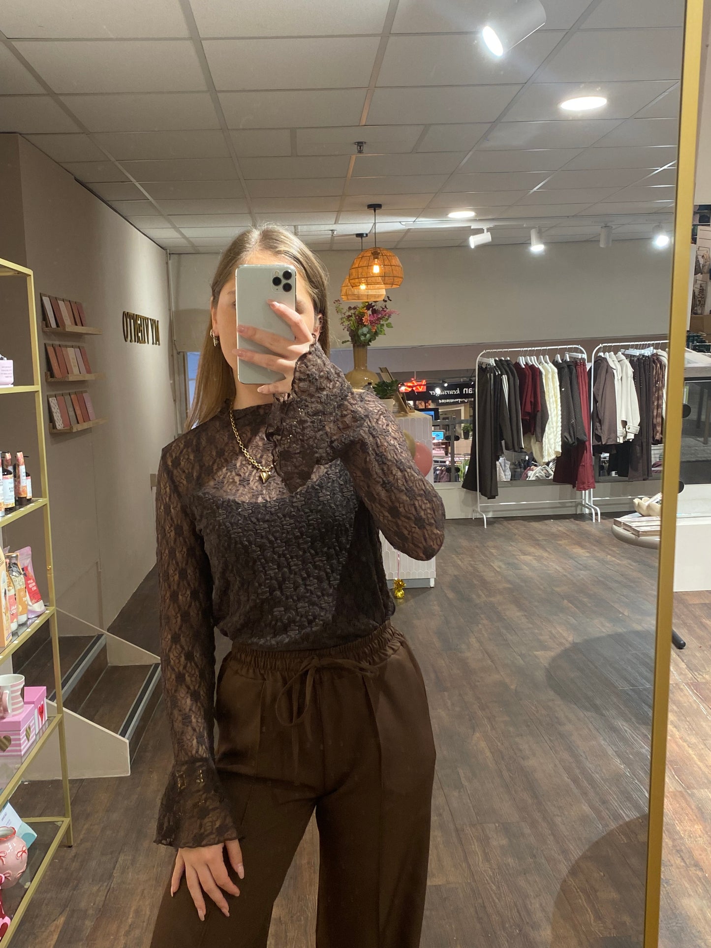 Elegante dames top in bruin kant, chic en veelzijdig te dragen.