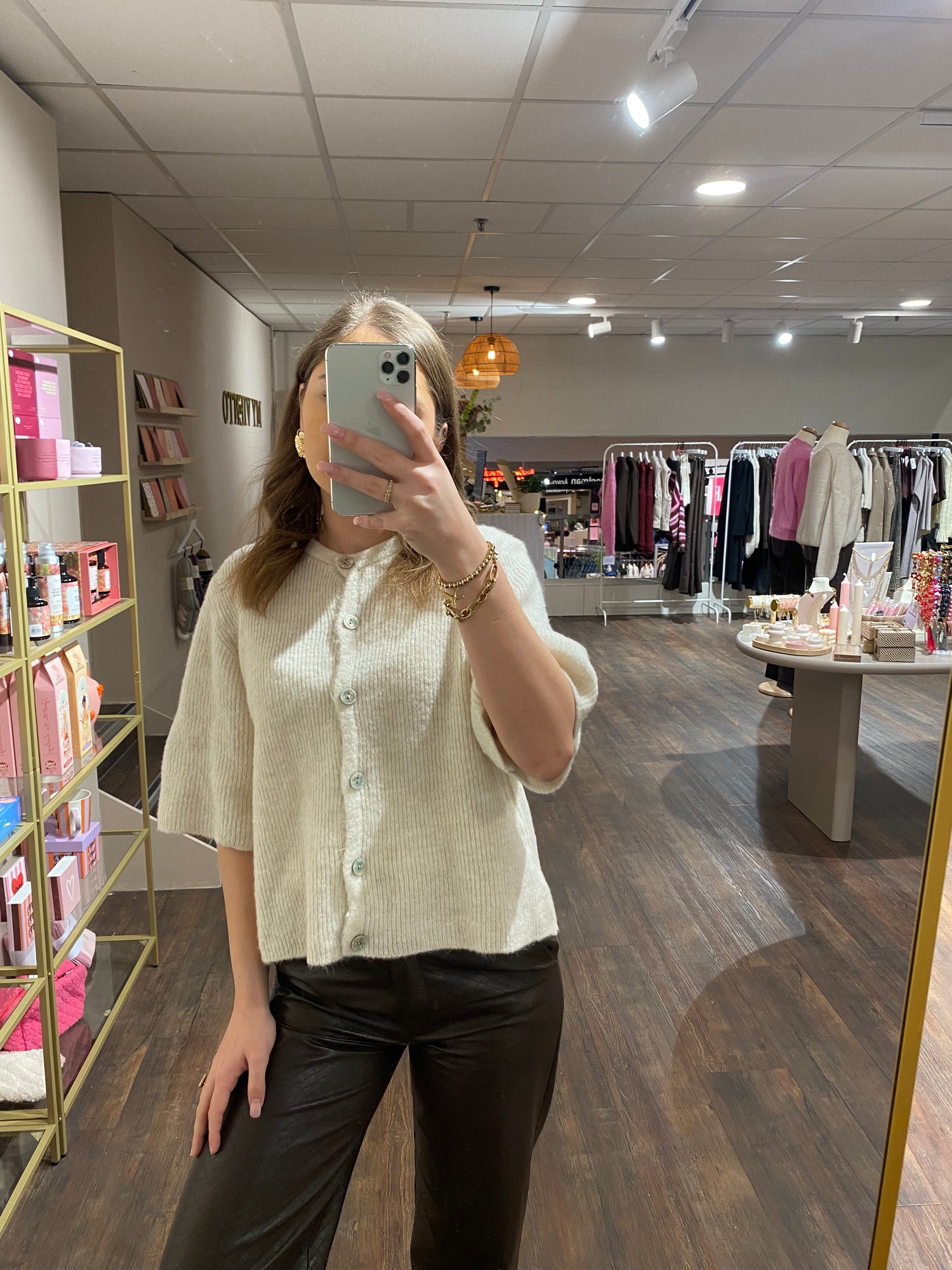 Comfy creme cardigan voor dames, ideaal om te layeren of los te dragen.