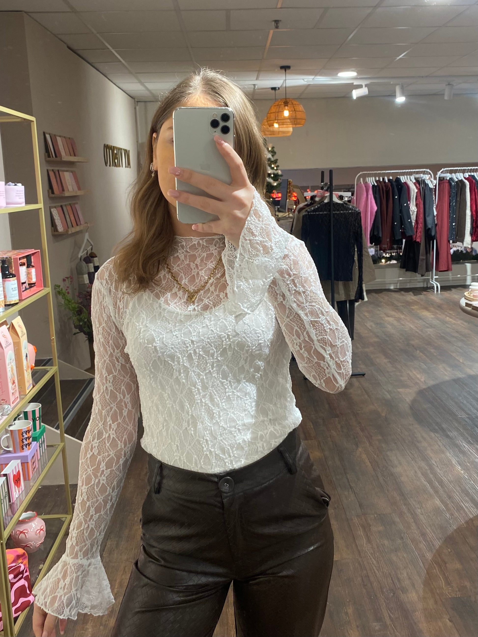 Elegante dames top in wit kant, perfect voor elke gelegenheid.