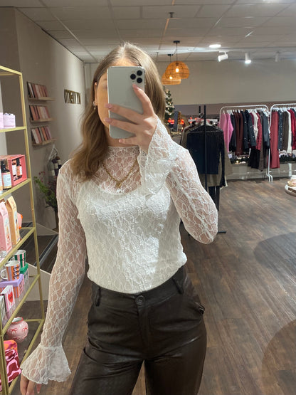 Elegante dames top in wit kant, perfect voor elke gelegenheid.