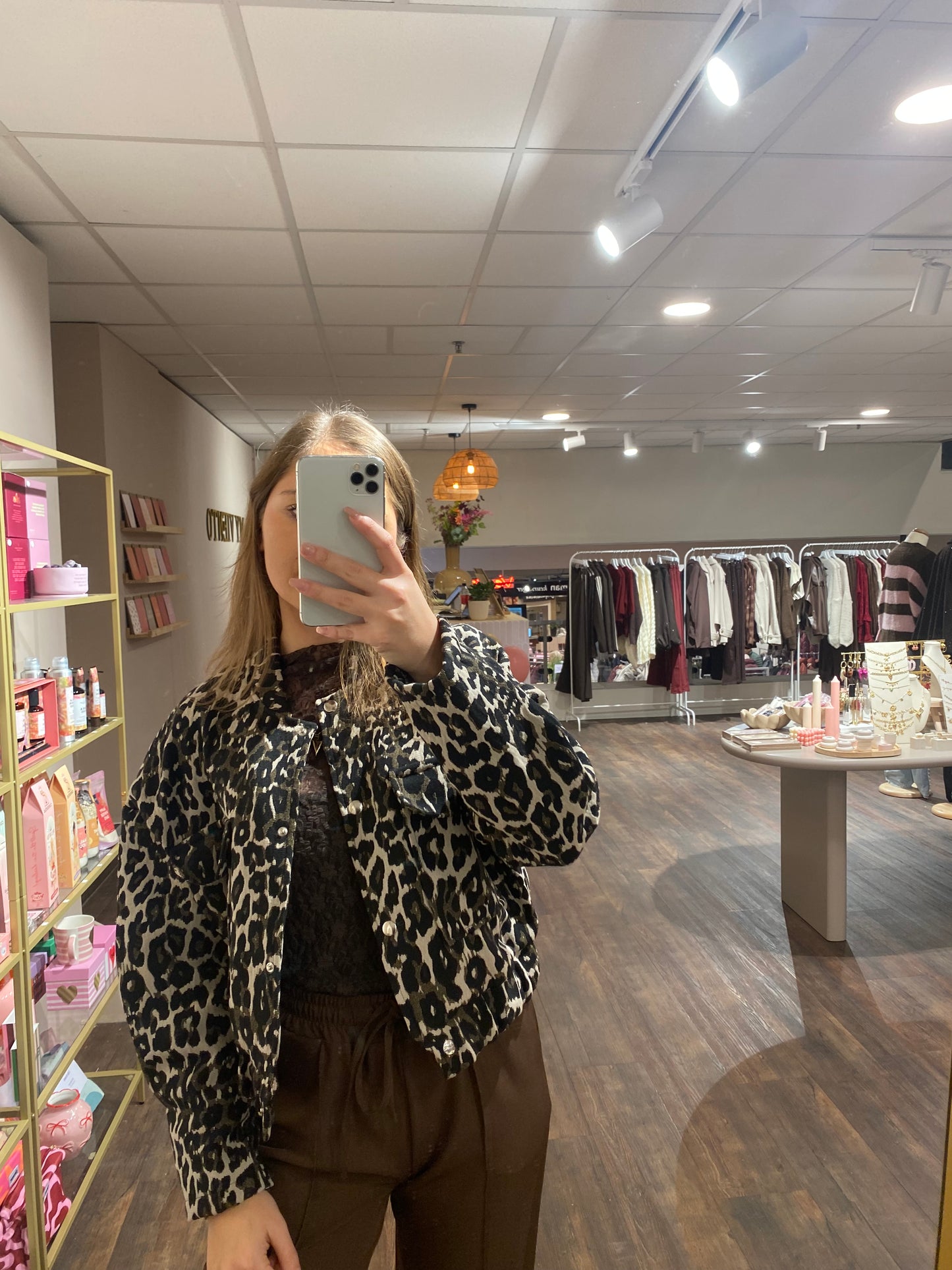 Leopard jasje met knoopjes, stoer en chic tegelijk voor dames.
