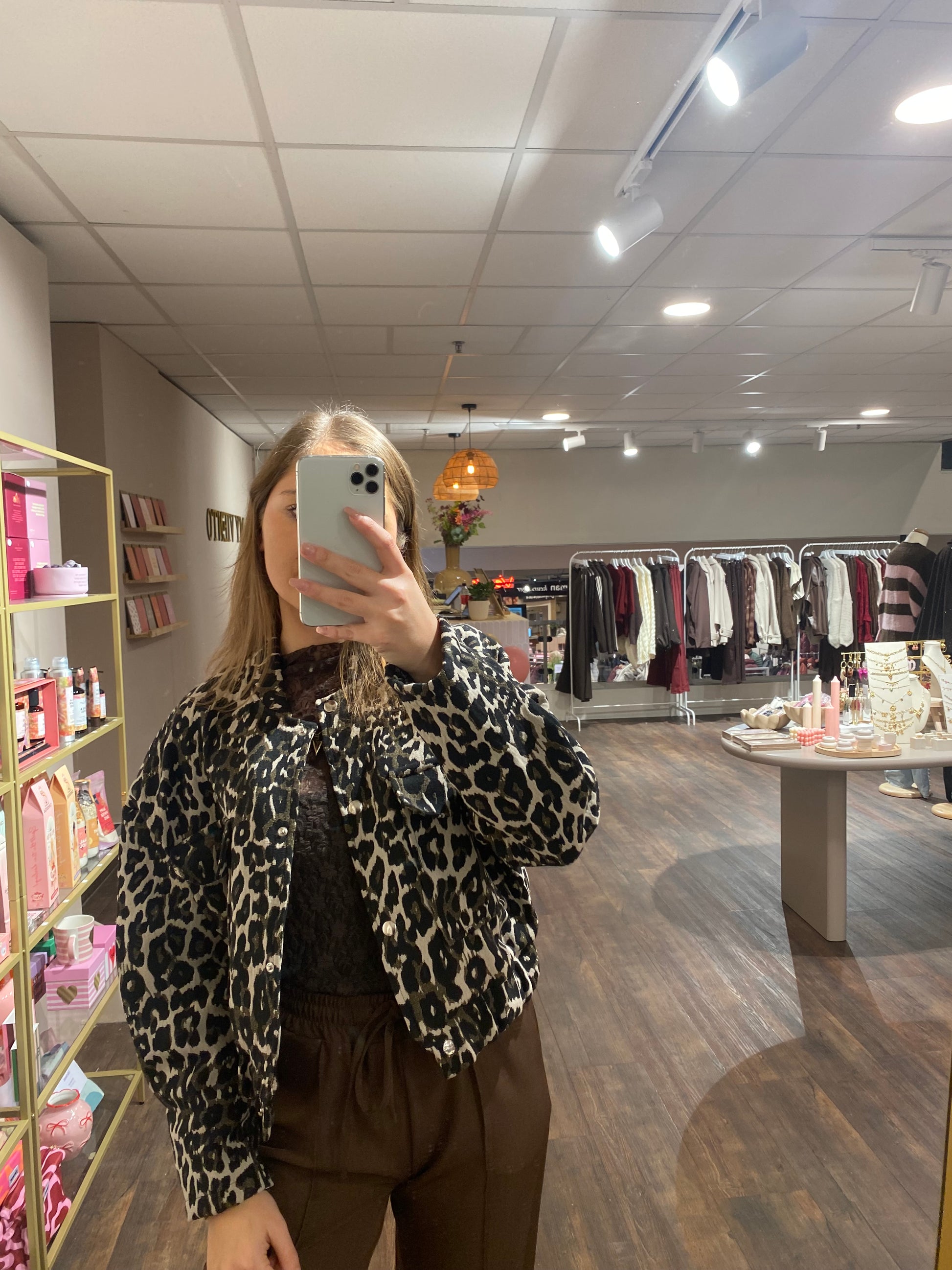 Leopard jasje met knoopjes, stoer en chic tegelijk voor dames.