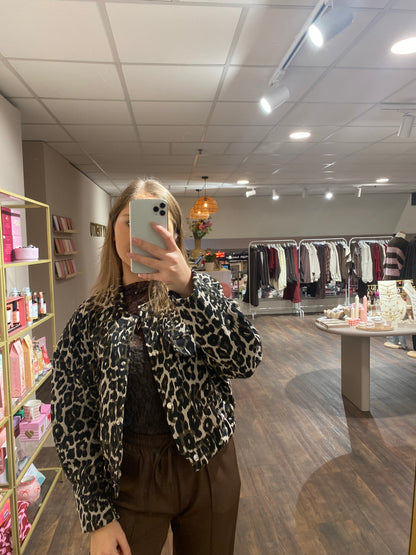 Leopard jasje met knoopjes, stoer en chic tegelijk voor dames.