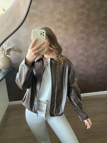 Klassieke bruine leren jas, stoer en tijdloos