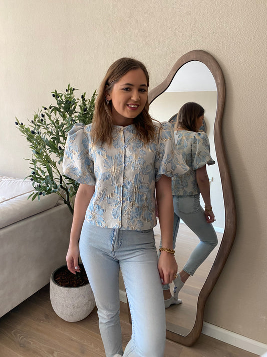 Lichtblauwe jacquard top – statement item met elegante textuur.