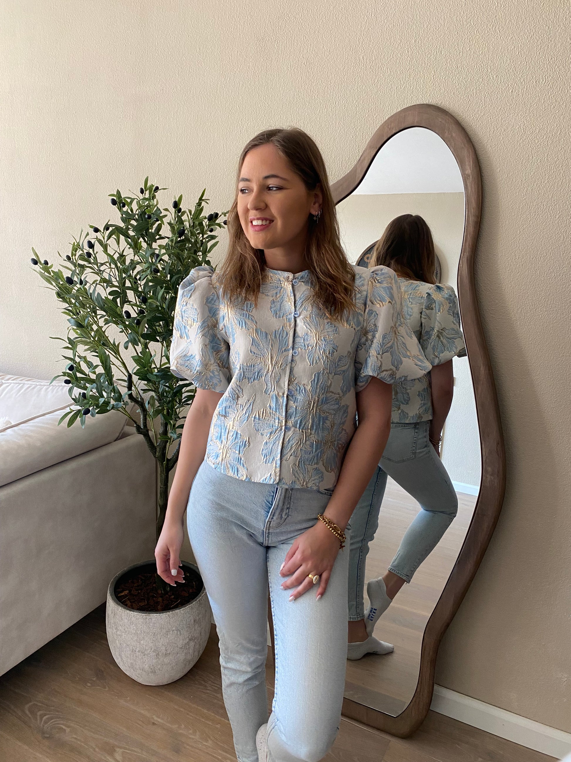 Lichtblauwe jacquard top met vrouwelijke snit – opvallend en elegant.