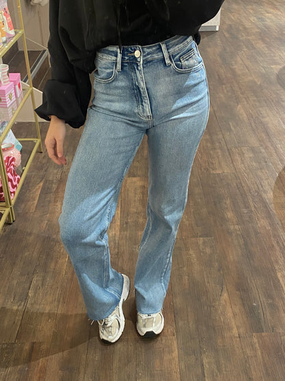 Midblauwe highwaisted jeans met wide leg en veel stretch.