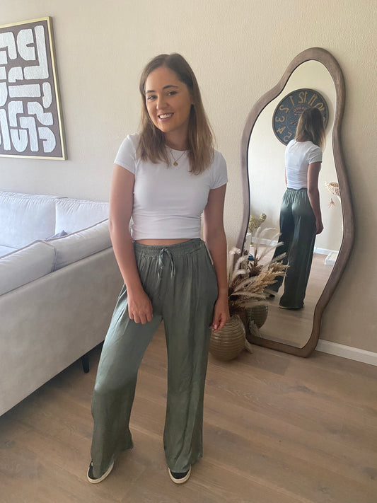 Olijfgroene satijnen broek – zacht en luchtig materiaal